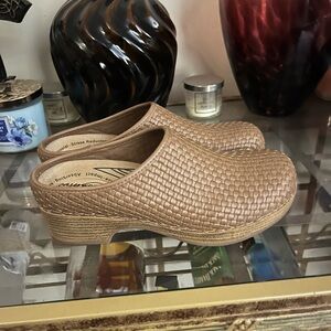 Women's Woven Tan Clogs work shoe size 10